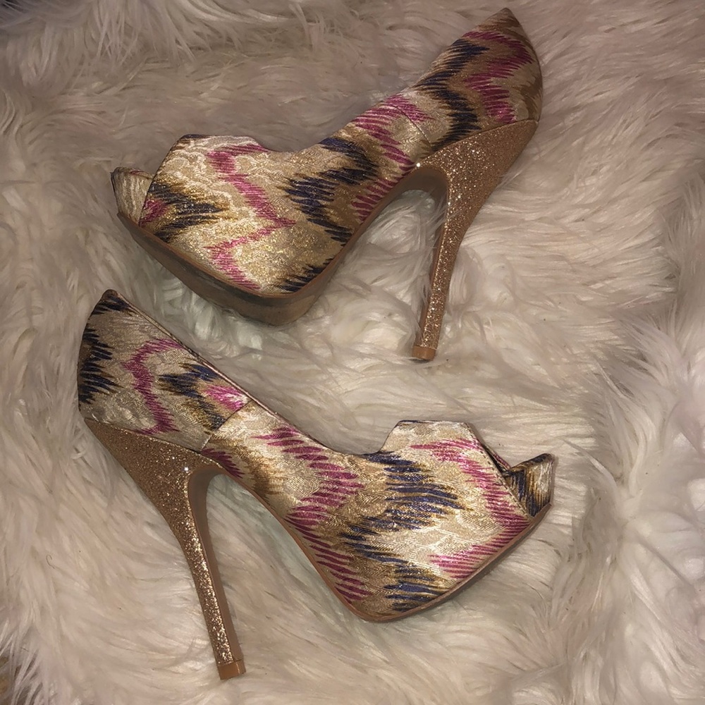🌟 Size 6 open toed gold glitter heels Deb